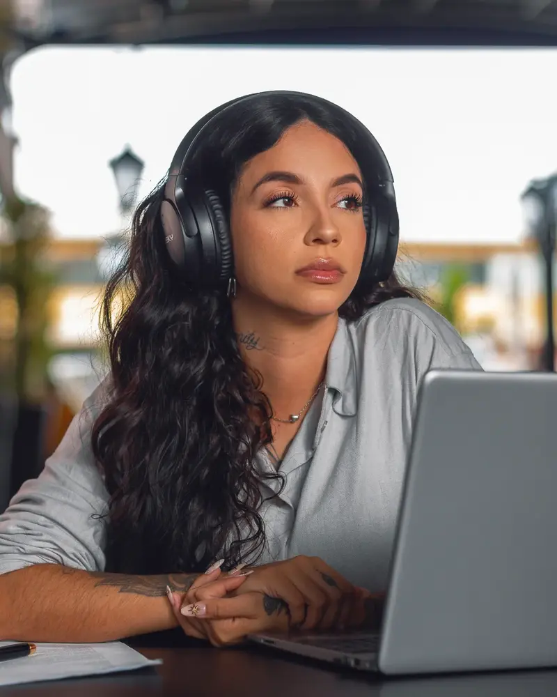 Pessoa usando o headphone Meeky F5 ANC Pro enquanto trabalha com foco total