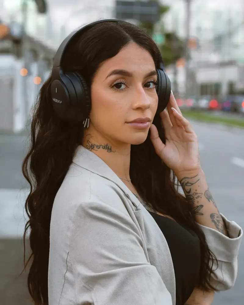 Headphone Meeky F5 ANC Pro em uso urbano com controles ao alcance